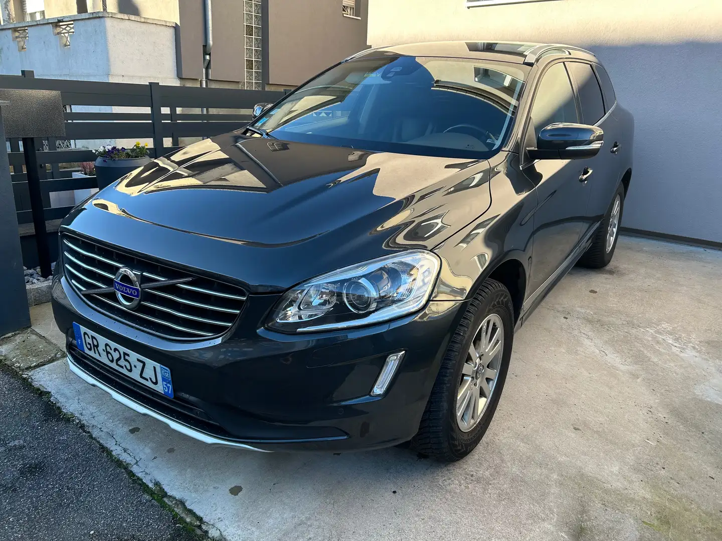 Volvo XC60 D5 AWD 215 ch Summum Geartronic A Gris - 1