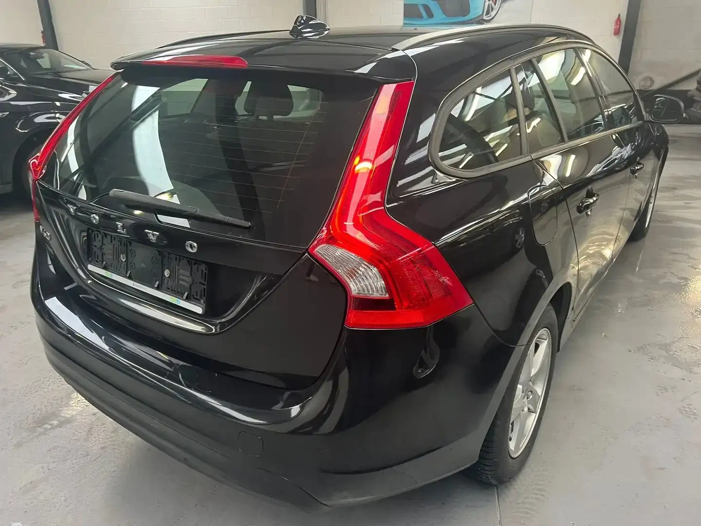 Volvo V60 2.0 D2 Kinetic Zwart - 2