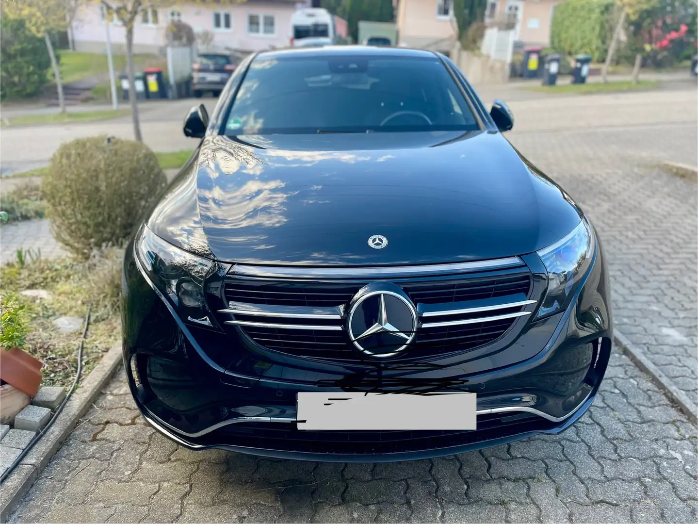 Mercedes-Benz EQC 400 EQC 400 4Matic (293.890), AMG Line Schwarz - 2