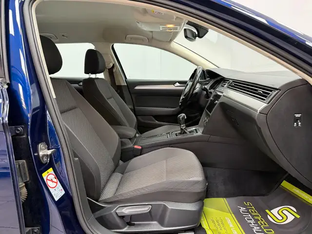 Volkswagen Passat view 12
