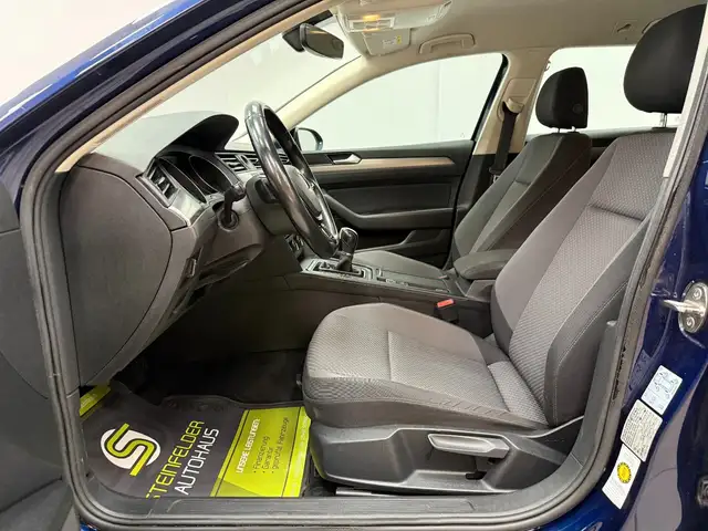 Volkswagen Passat view 11