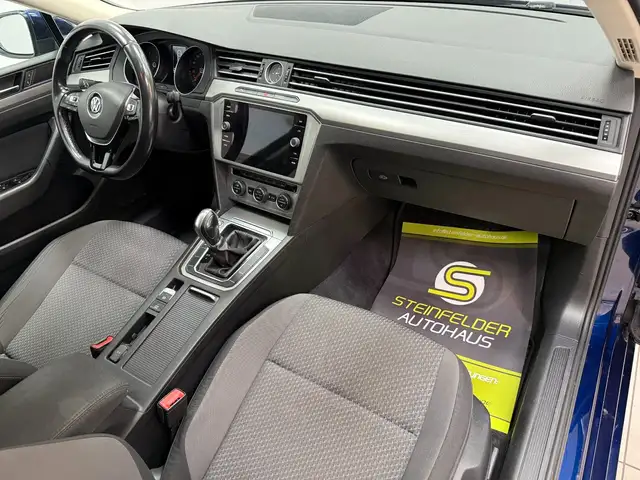 Volkswagen Passat view 10