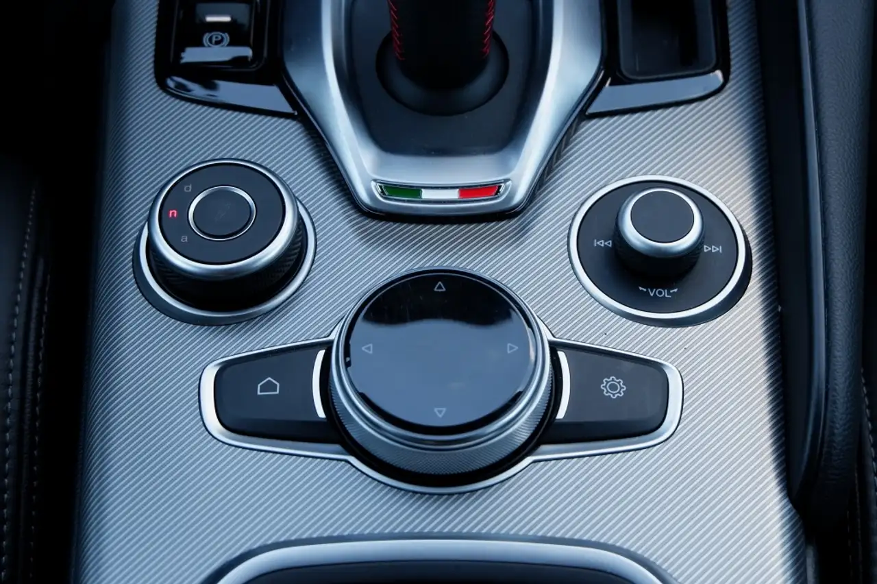 Alfa Romeo Giulia 2023 — фото 25
