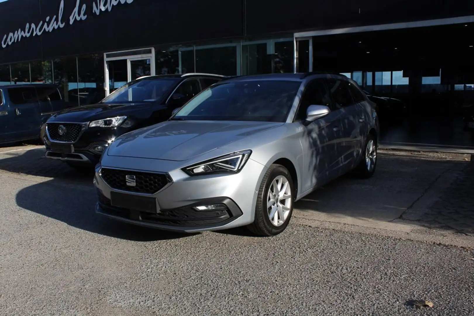 SEAT Leon 1.0 eTSI 81kW DSG-7 S&S Style Plateado - 1