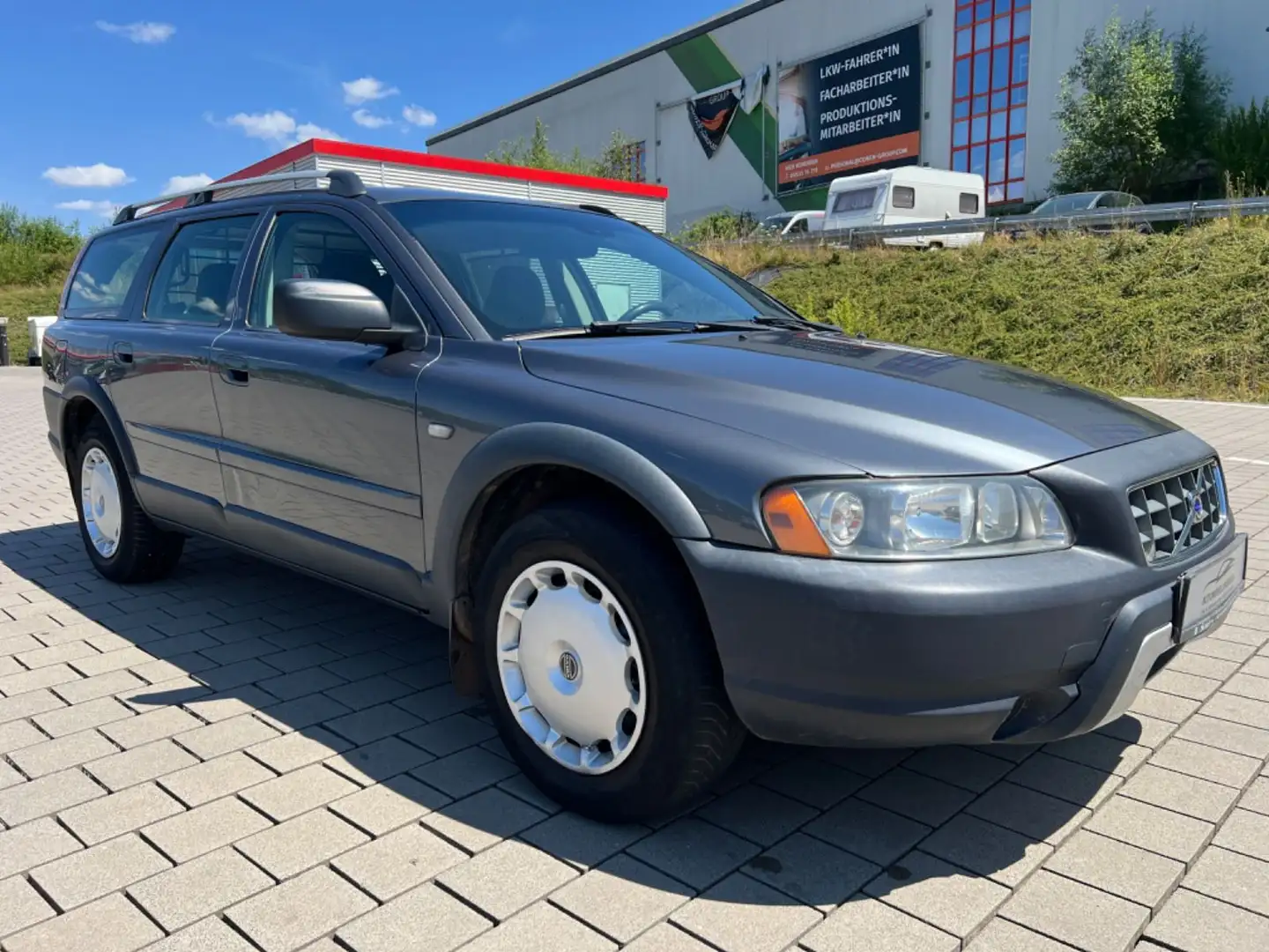 Volvo XC70 2.4D AWD Momentum Cross Country*AUTOMATIK* Grau - 1