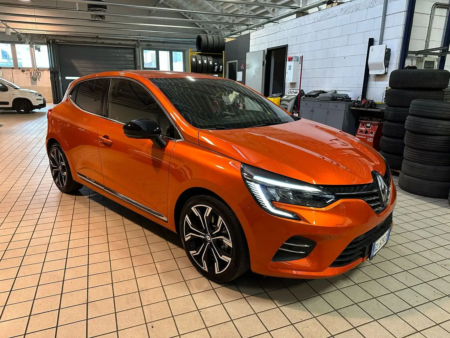Renault Clio Hybrid E-Tech 140 CV 5 porte Intens Portocaliu - 2