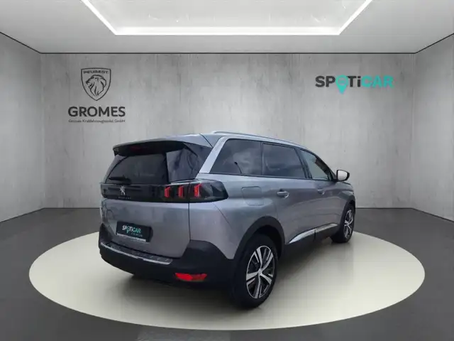 Peugeot 5008 view 3