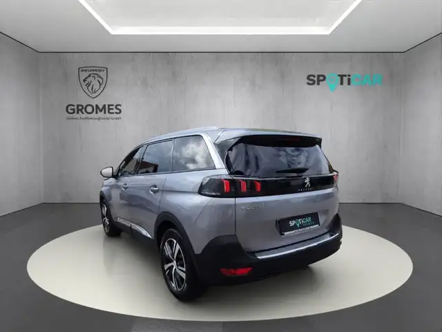 Peugeot 5008 view 5