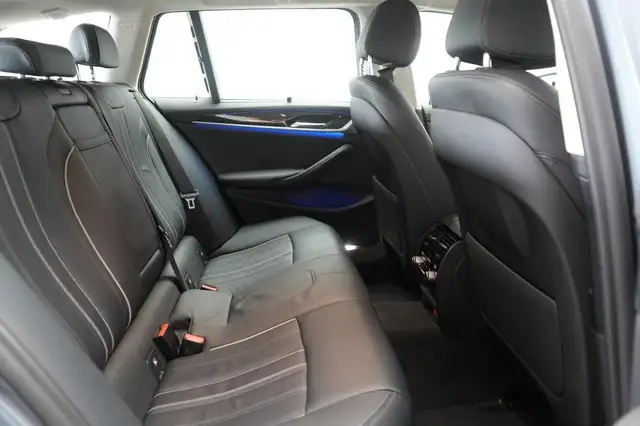 BMW 5 Series view 8