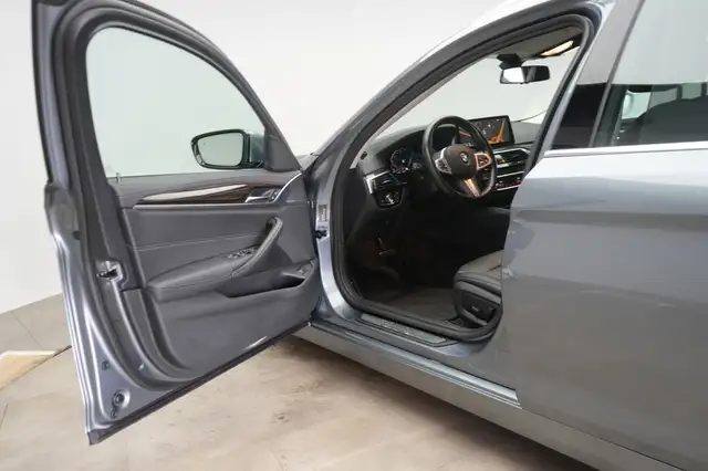 BMW 5 Series view 12