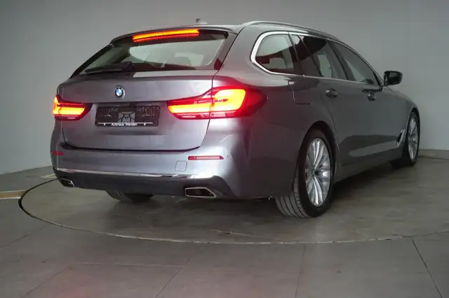 BMW 5 Series view 4