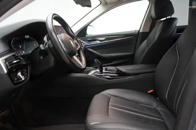 BMW 5 Series view 10
