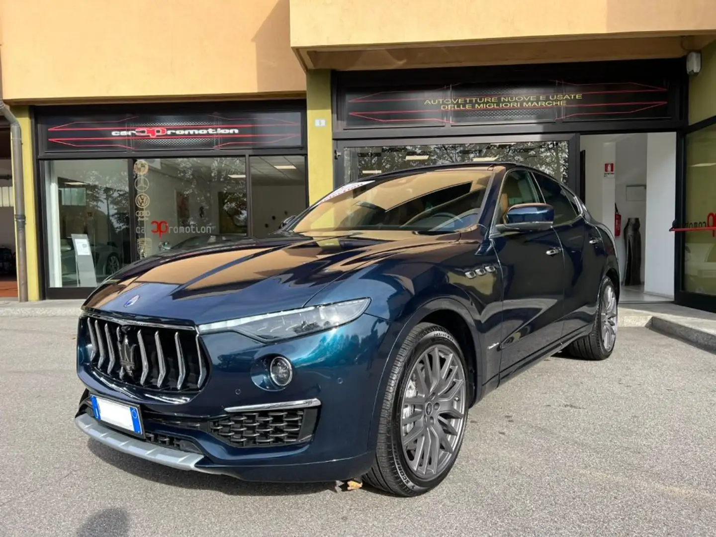 Maserati Levante V6 AWD Granlusso UNA DI CENTO siva - 1