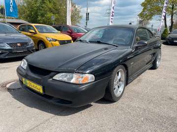 4,6 L V8 SOHC, 5-Gang Schaltgetriebe