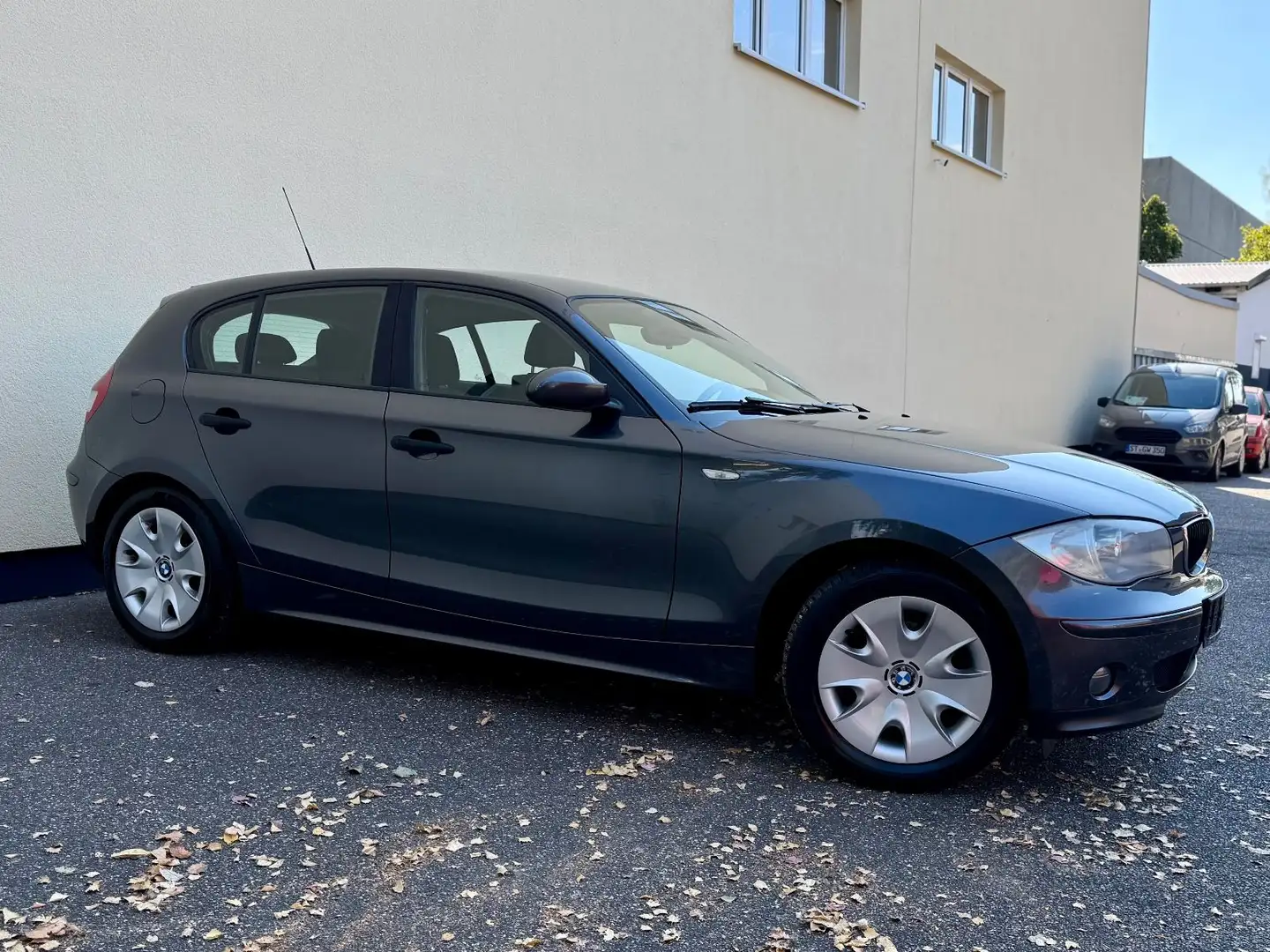 BMW 116 i KLIMA PDC TÜV U. SERVICE NEU ALLWETTERREIFE Schwarz - 1
