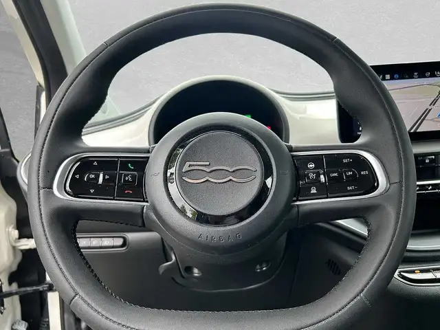 Fiat 500E view 11