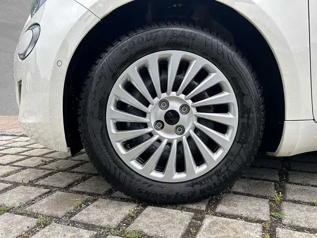 Fiat 500E view 9