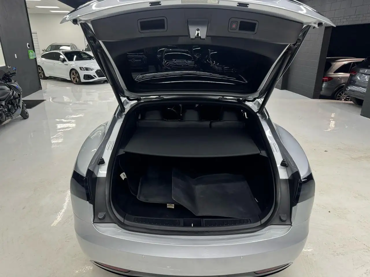 Tesla Model S снимка Tesla Model S