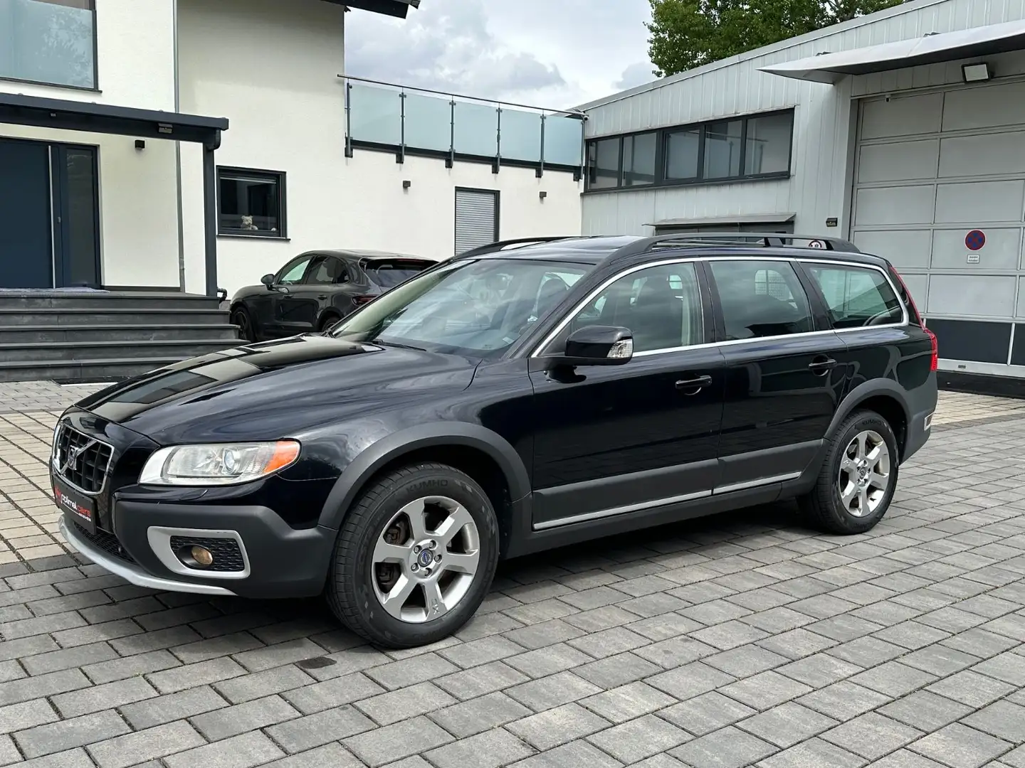 Volvo XC70 D5 Summum AWD/AHK/2.Hand/Navi/Leder/Klima Чёрный - 1