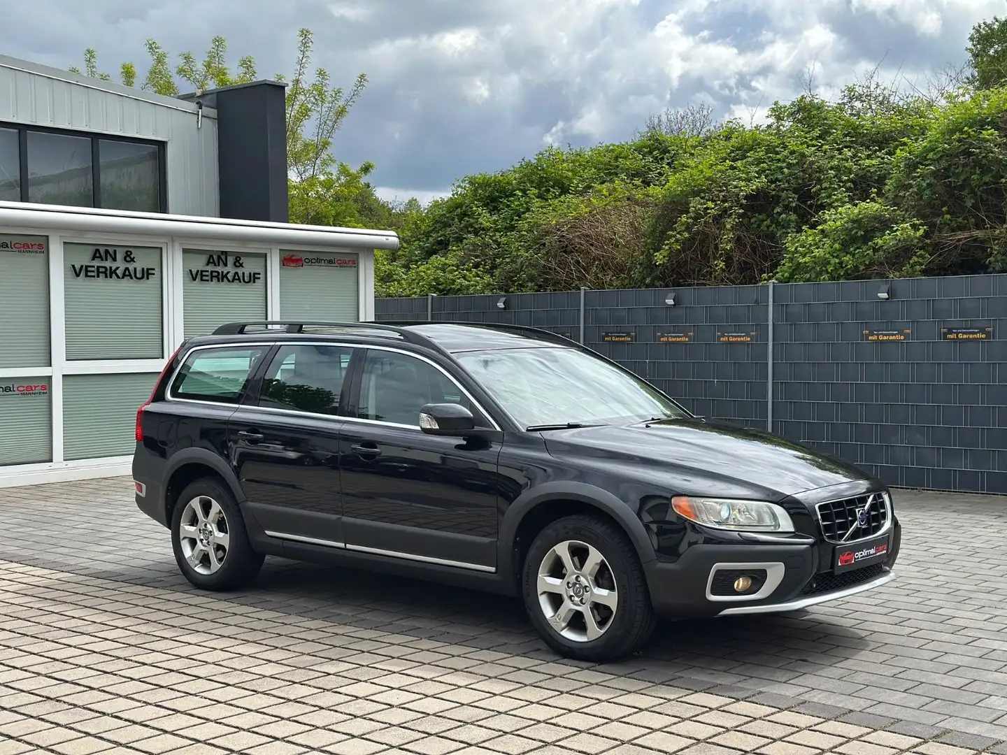 Volvo XC70 D5 Summum AWD/AHK/2.Hand/Navi/Leder/Klima Чёрный - 2