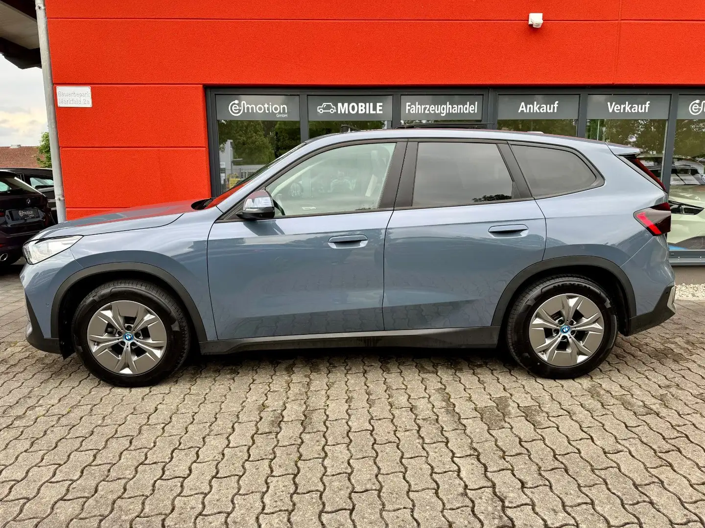BMW iX1 30 xDrive*PanoSD*Headup*Leder*DAB*M-Fahrwerk Grau - 2