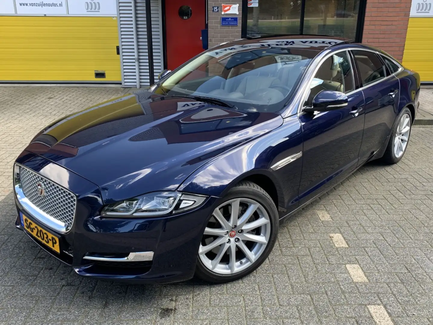 Jaguar XJ 3.0D V6 300pk Premium Luxury Aut Panoramadak BTW Blauw - 2