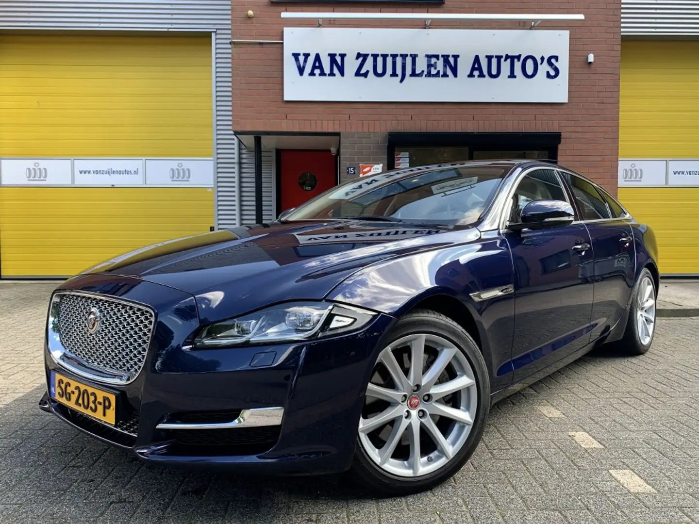 Jaguar XJ 3.0D V6 300pk Premium Luxury Aut Panoramadak BTW Blauw - 1