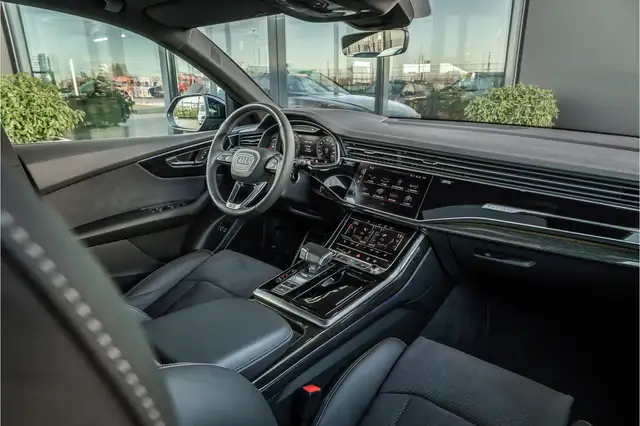 Audi Q8 view 9
