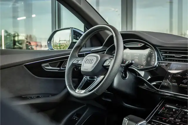 Audi Q8 view 10