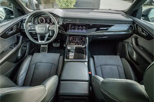 Audi Q8 view 8