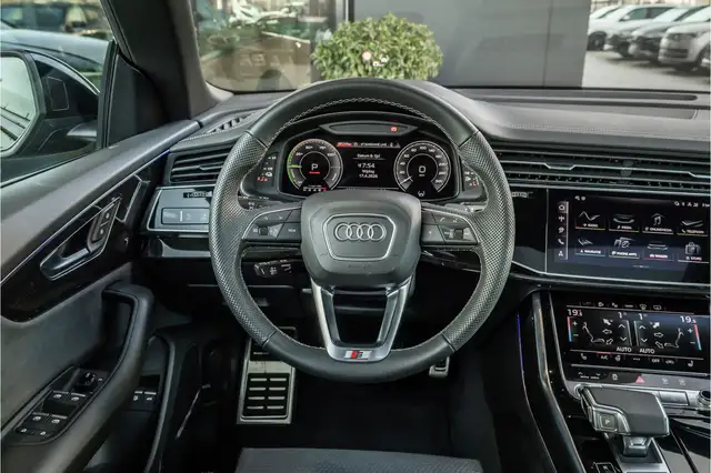 Audi Q8 view 11
