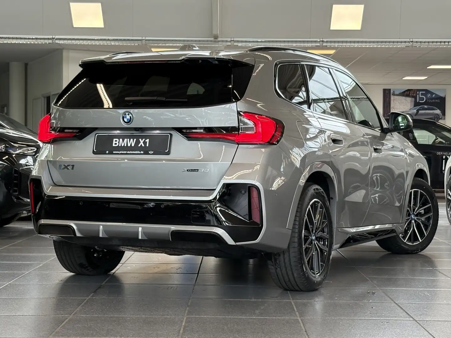 BMW iX1 xDrive30 MSport DA+ PA+ H/K HuD Adap Led Grau - 2