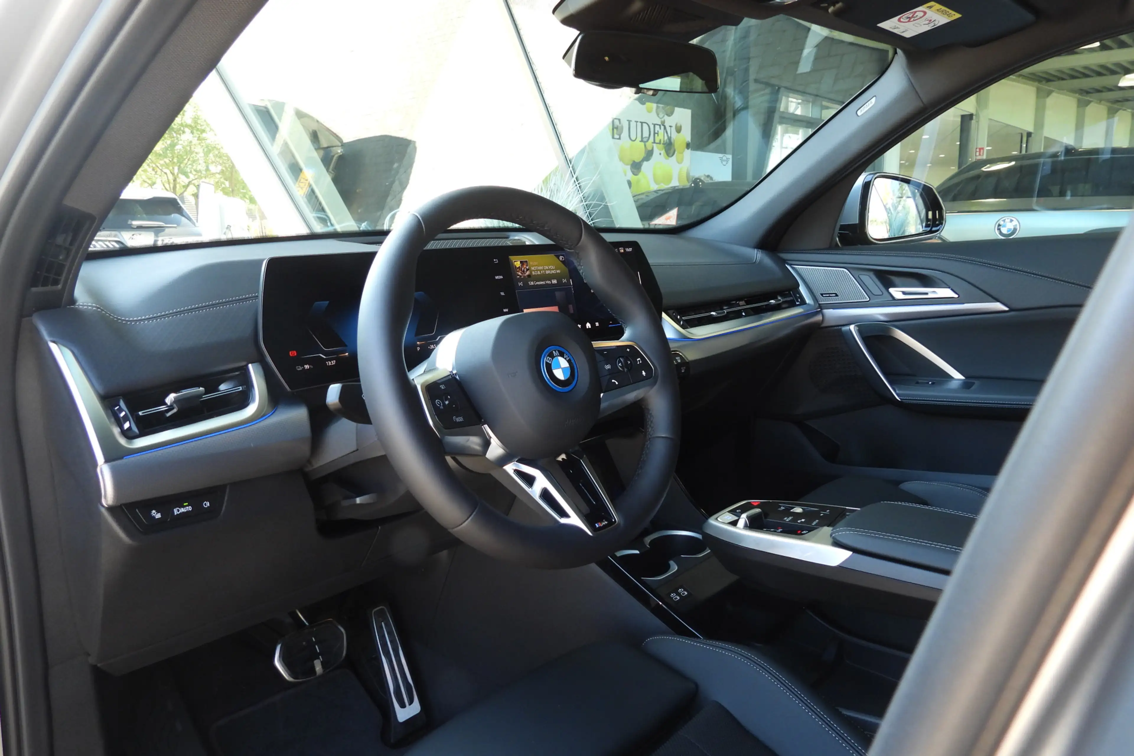 BMW iX2 xDrive30 M Sport / Panoramadak / Achteruitrijcamer — photo 10