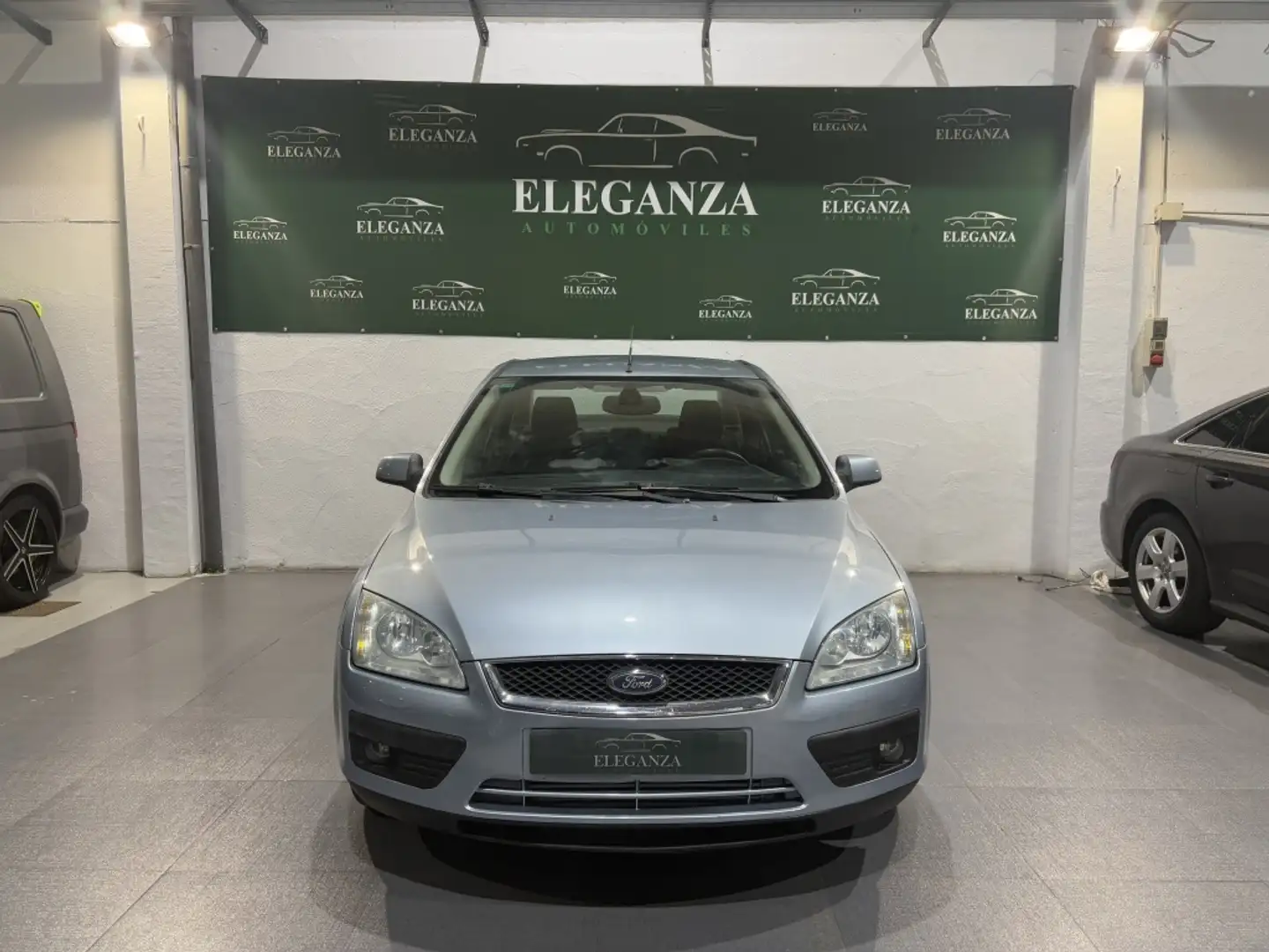 Ford Focus Sedán 2.0TDCi Ghia Azul - 1