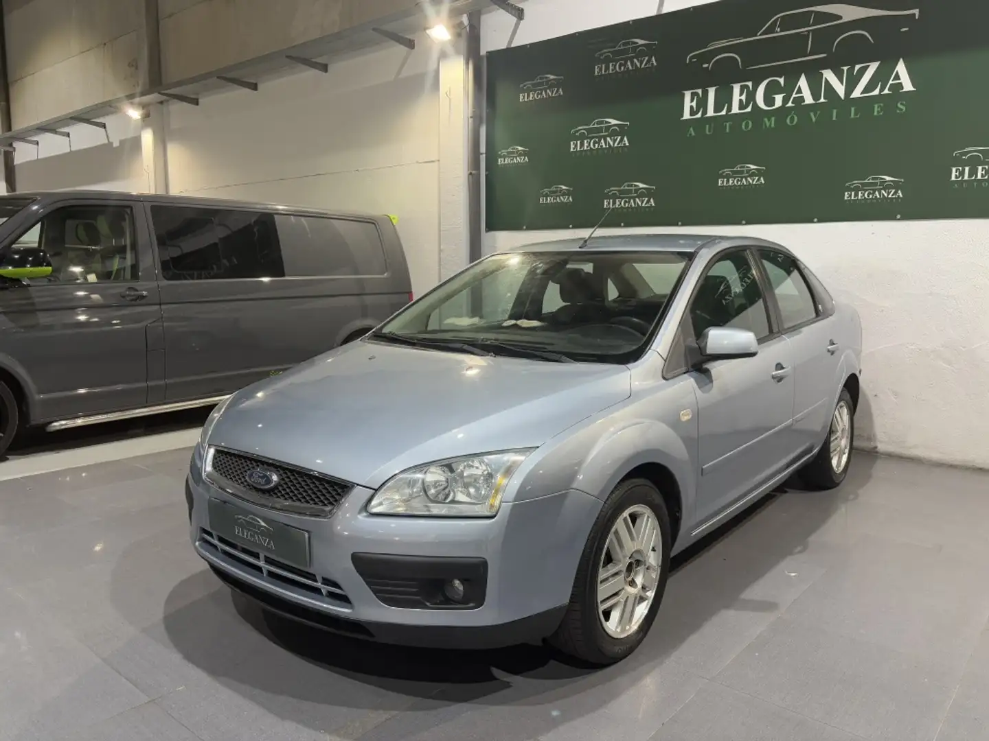 Ford Focus Sedán 2.0TDCi Ghia Azul - 2