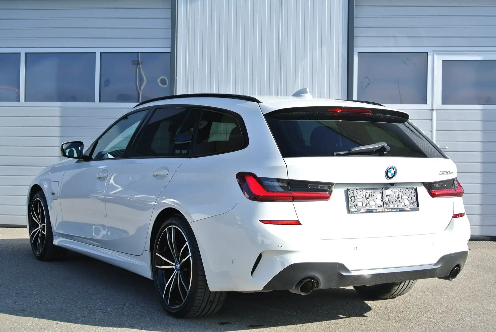 BMW 320 320e PHEV Touring Aut.  ** M-Paket** Leder * LED* Weiß - 2