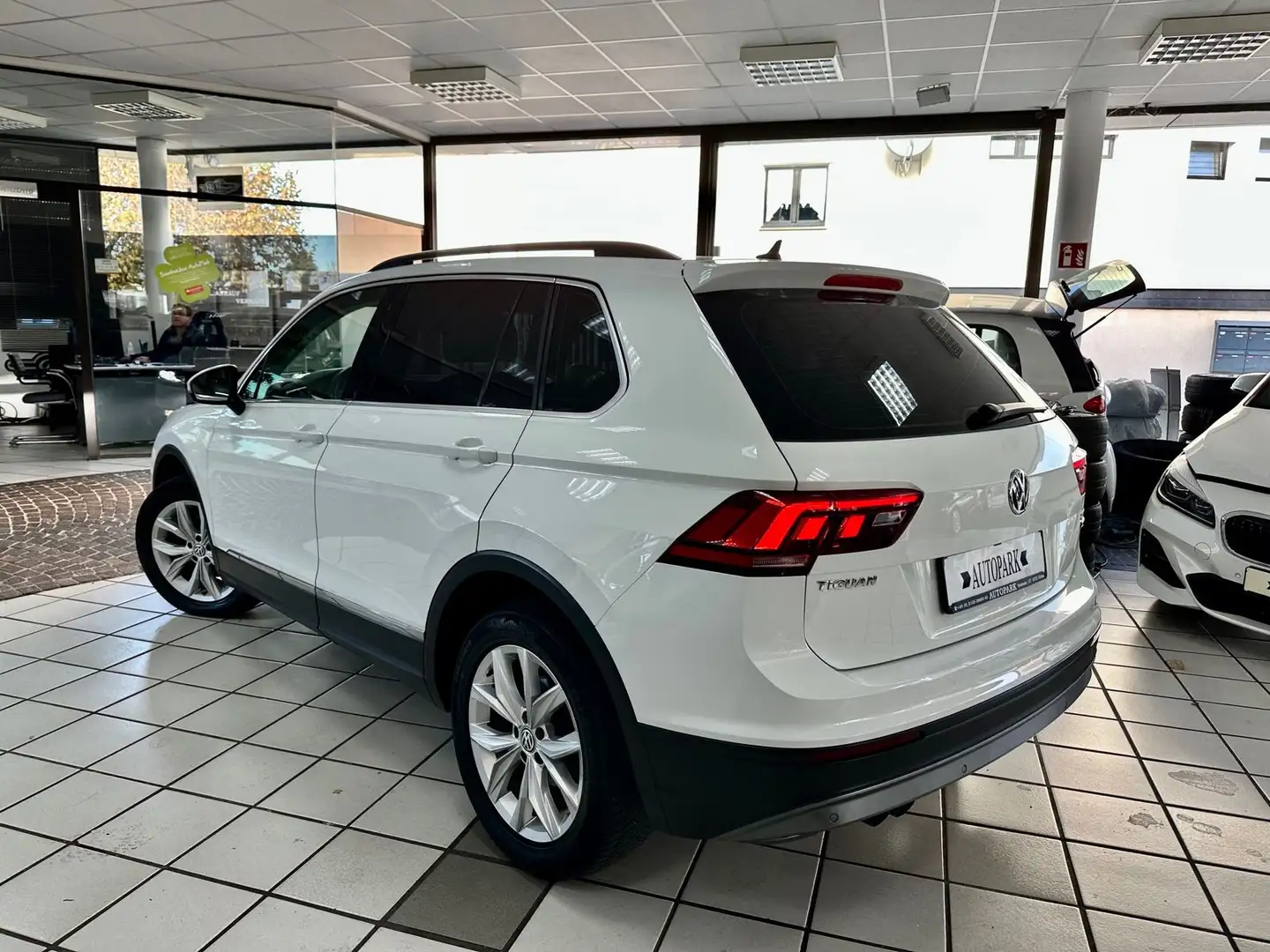 Volkswagen Tiguan 2.0TDI DSG Comfortline 4M Offroad LED Blanc - 2