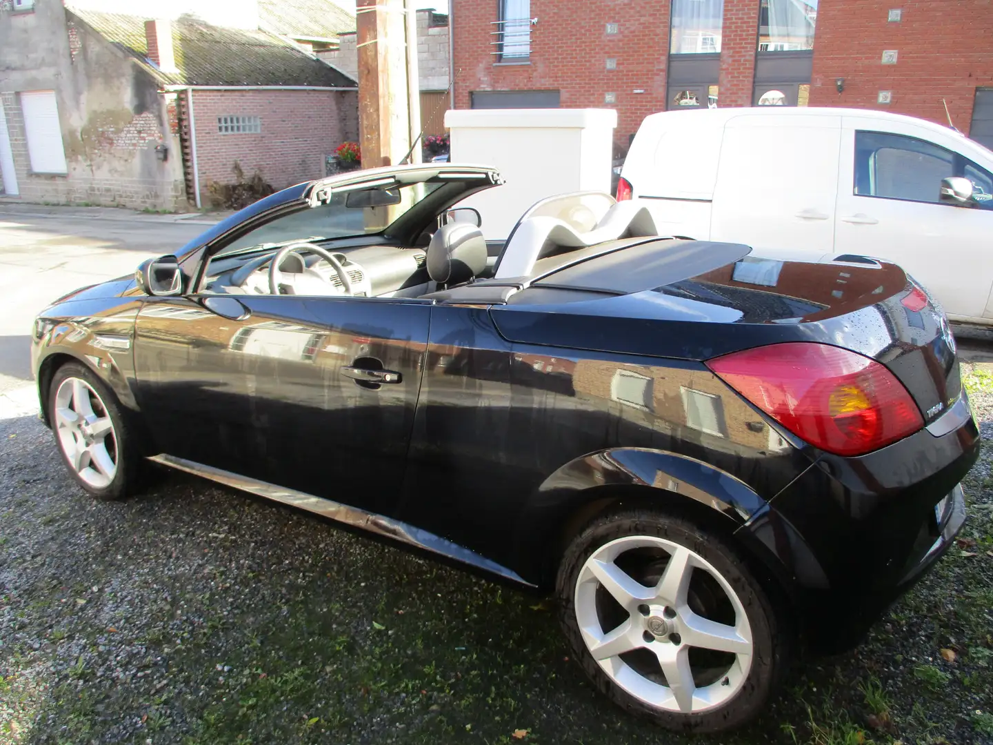 Opel Tigra Tigra Twintop 1.4i XEP 16v Enjoy Easytronic Zwart - 2