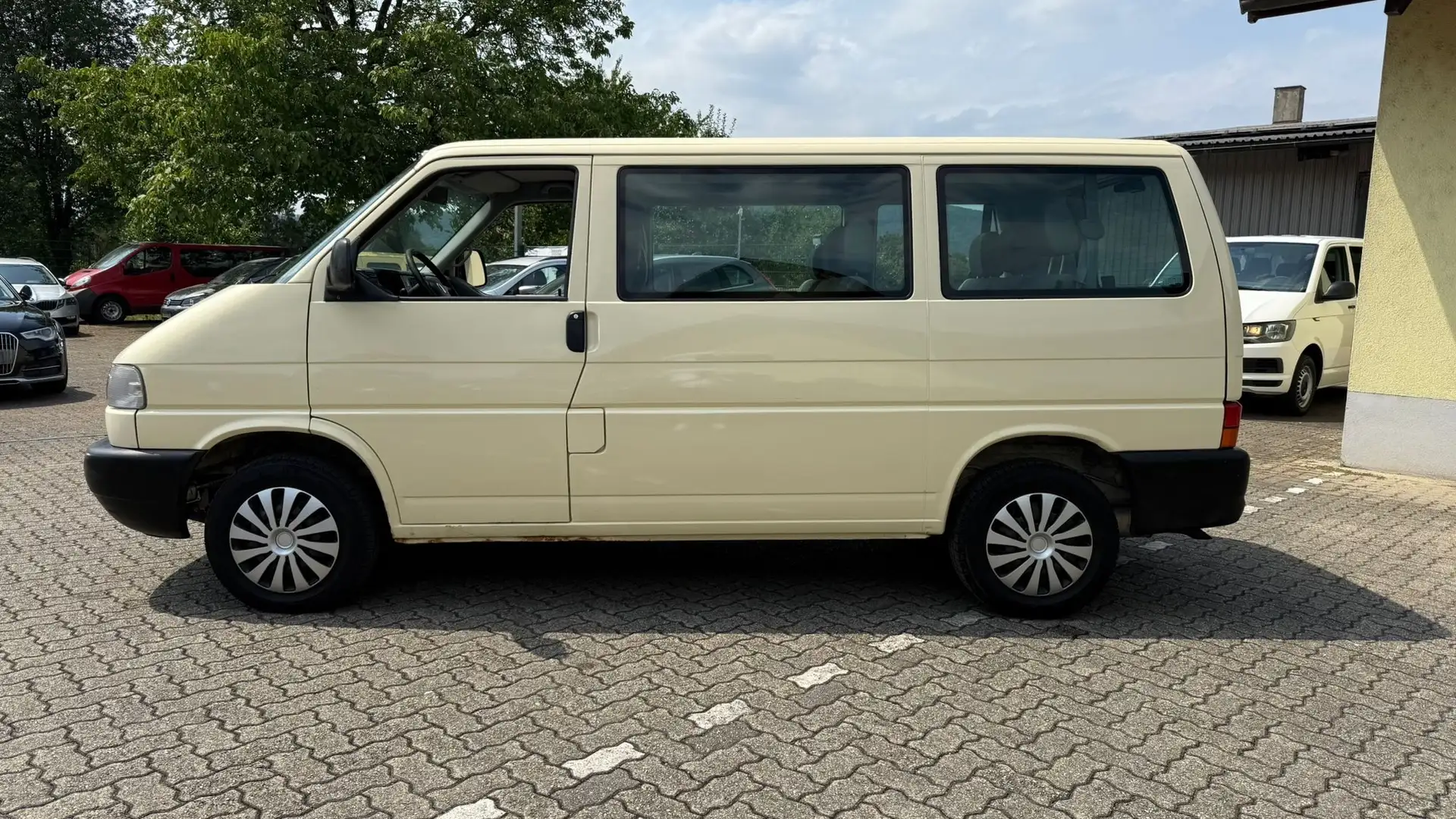 Volkswagen T4 Caravelle 2.5 TDI 9 Si Бежевий - 2