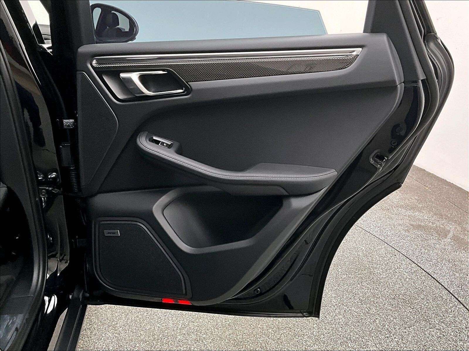 2026 Porsche Macan T thumb 30