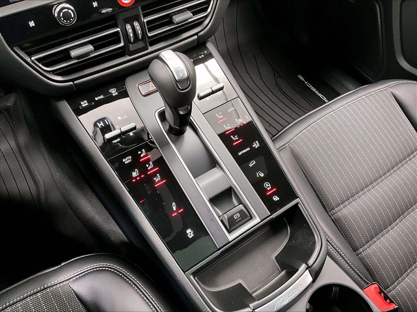 2026 Porsche Macan T thumb 24