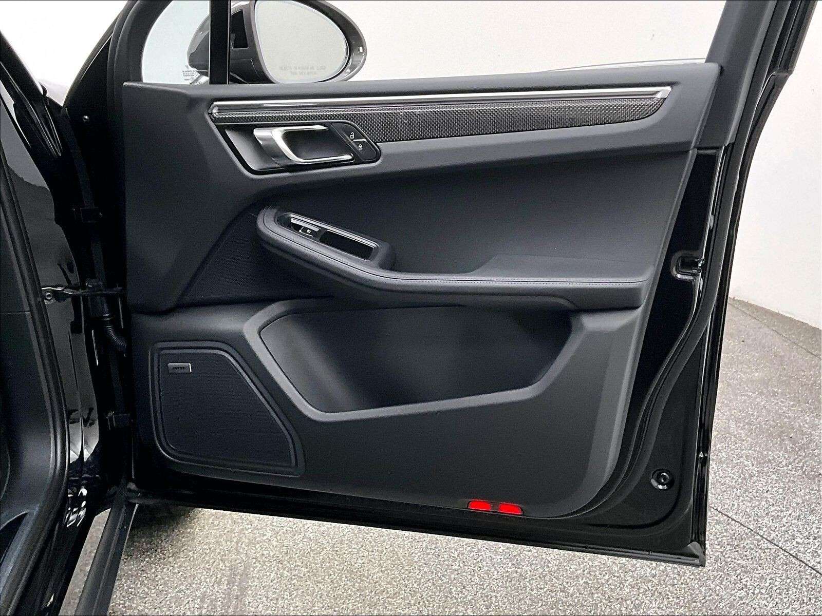 2026 Porsche Macan T thumb 29