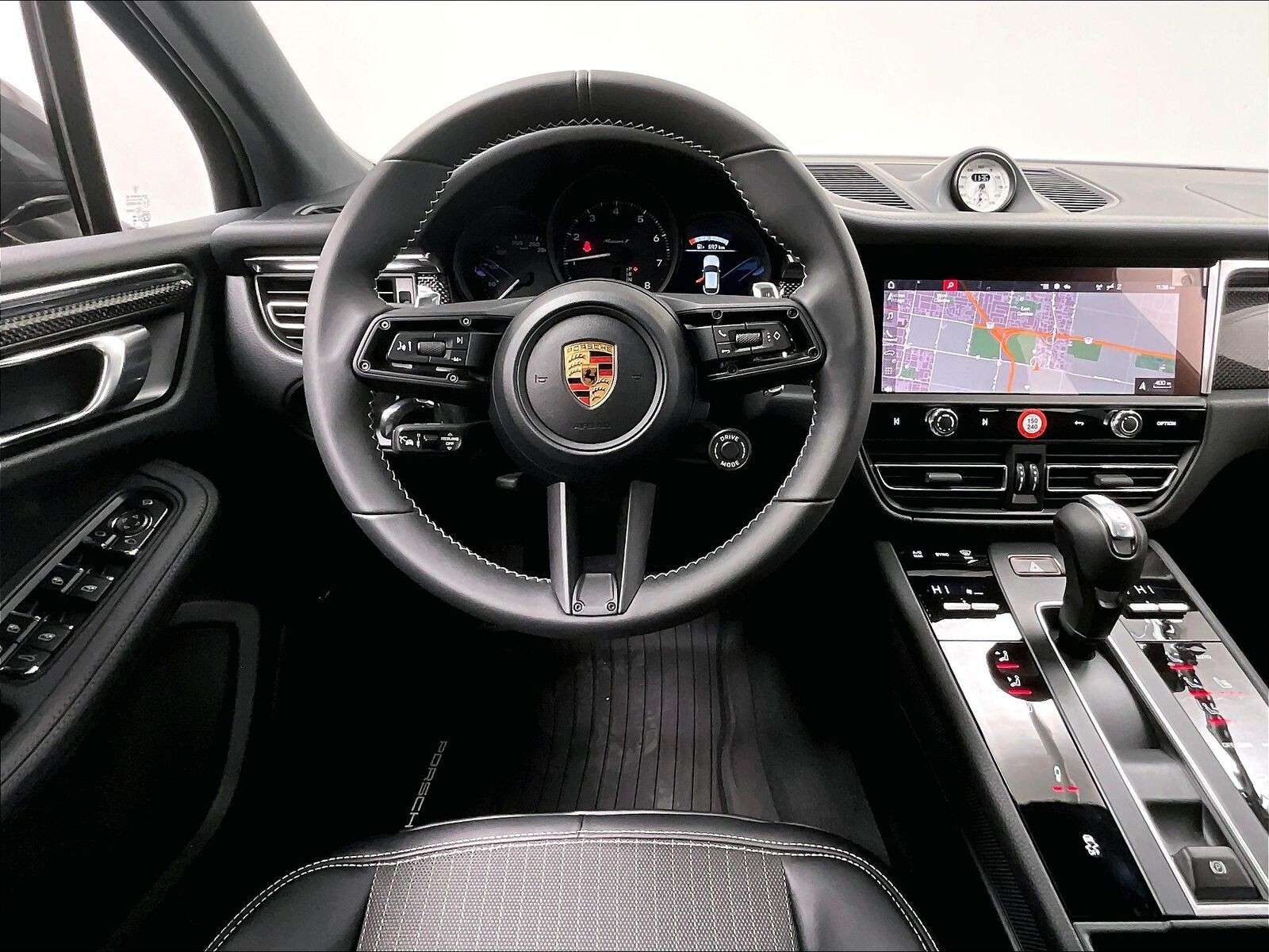 2026 Porsche Macan T thumb 10