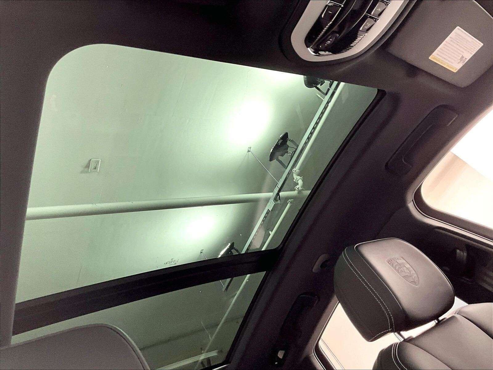 2026 Porsche Macan T thumb 28