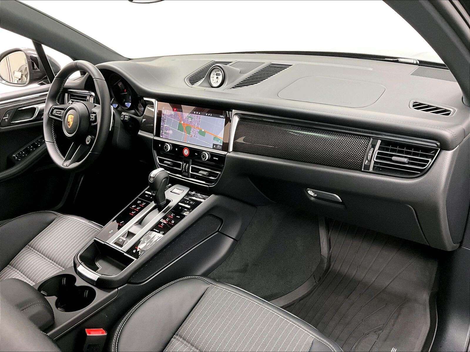 2026 Porsche Macan T thumb 27