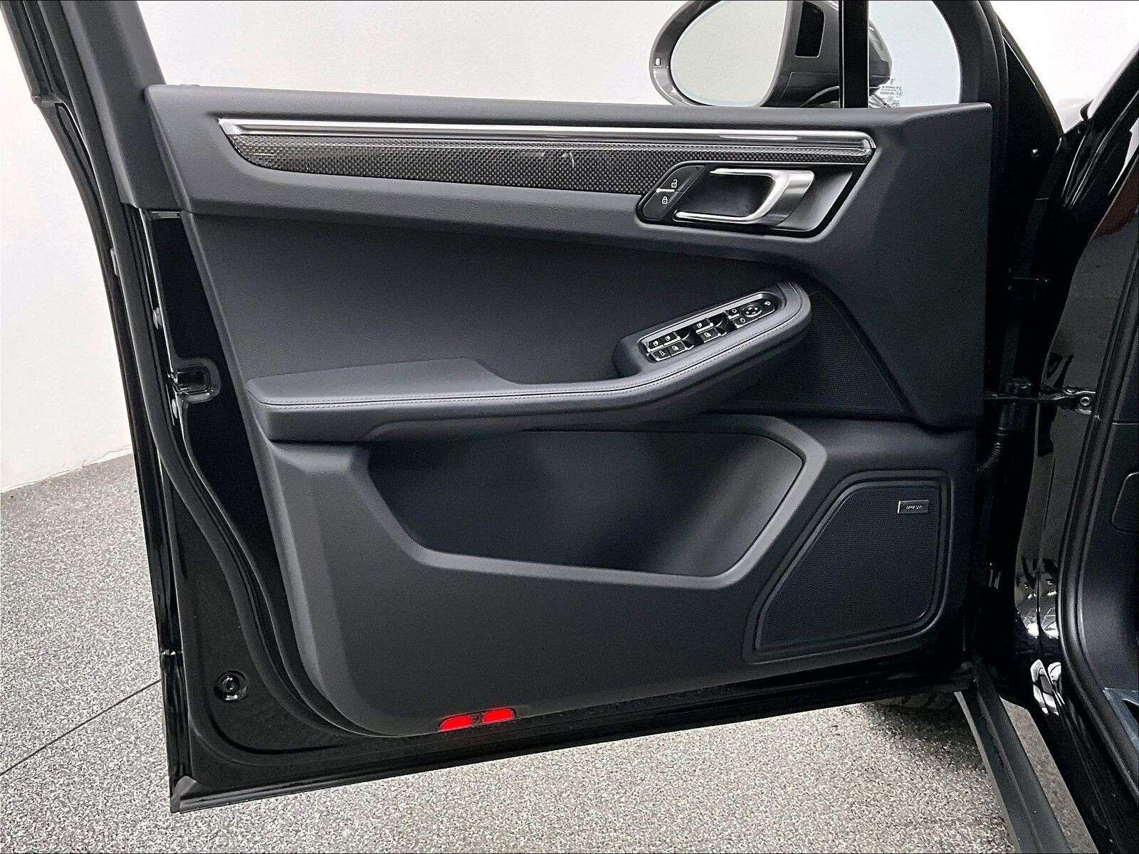 2026 Porsche Macan T thumb 17