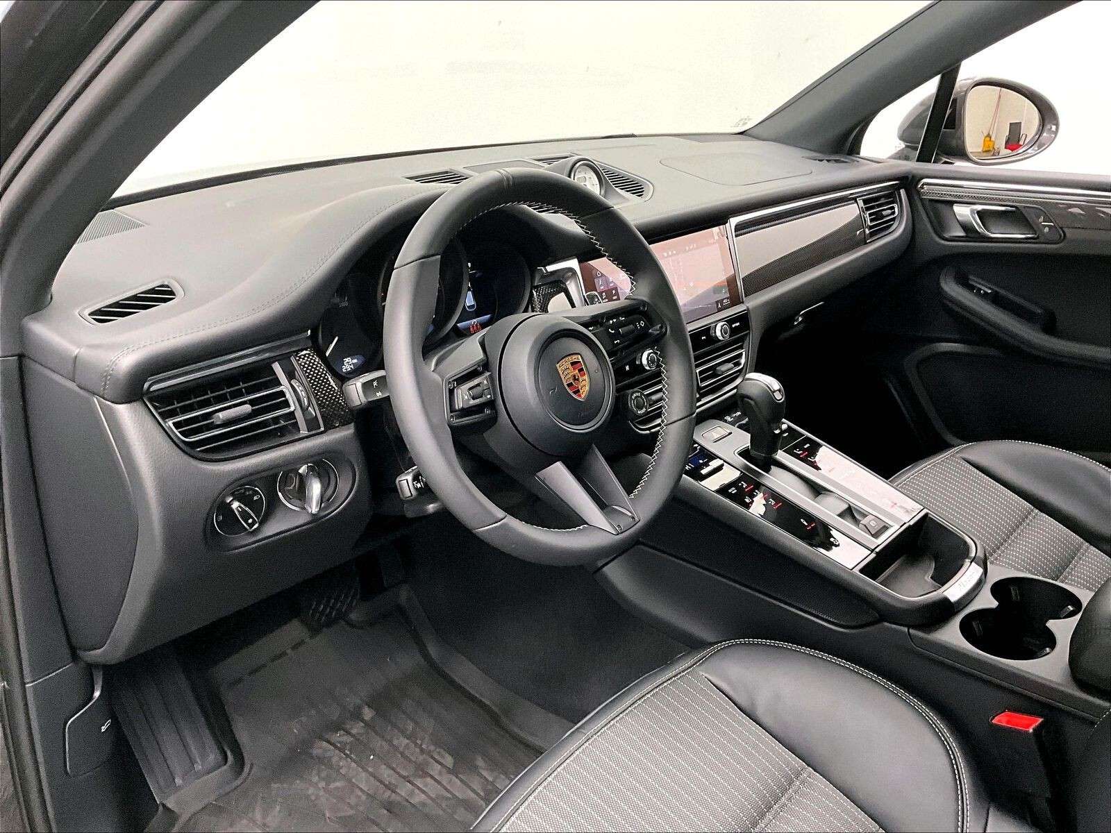 2026 Porsche Macan T thumb 9