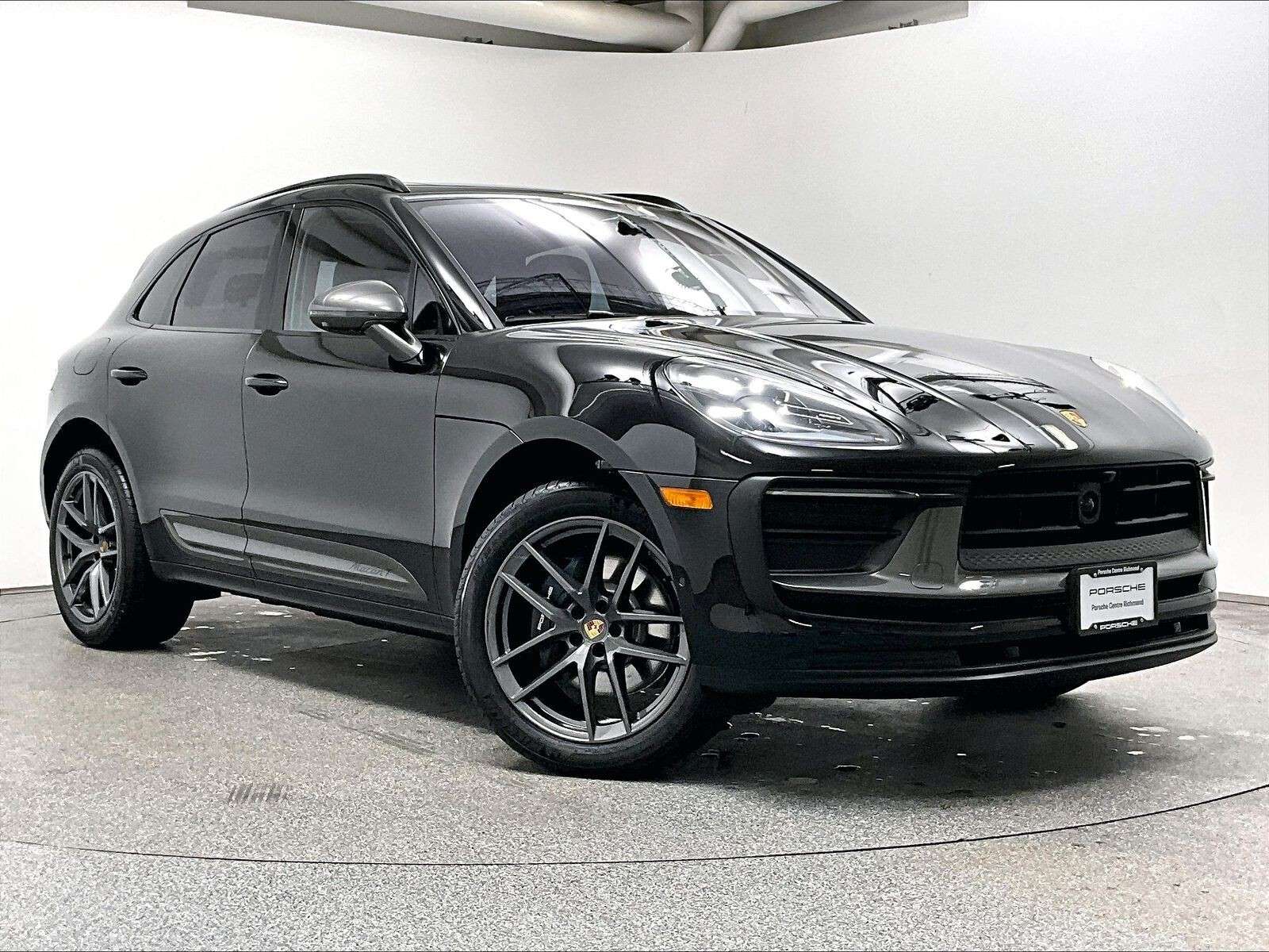 2026 Porsche Macan T alt 3
