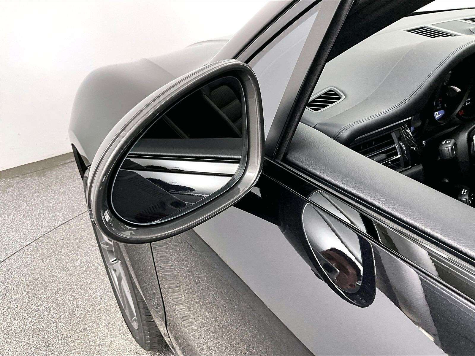2026 Porsche Macan T thumb 34