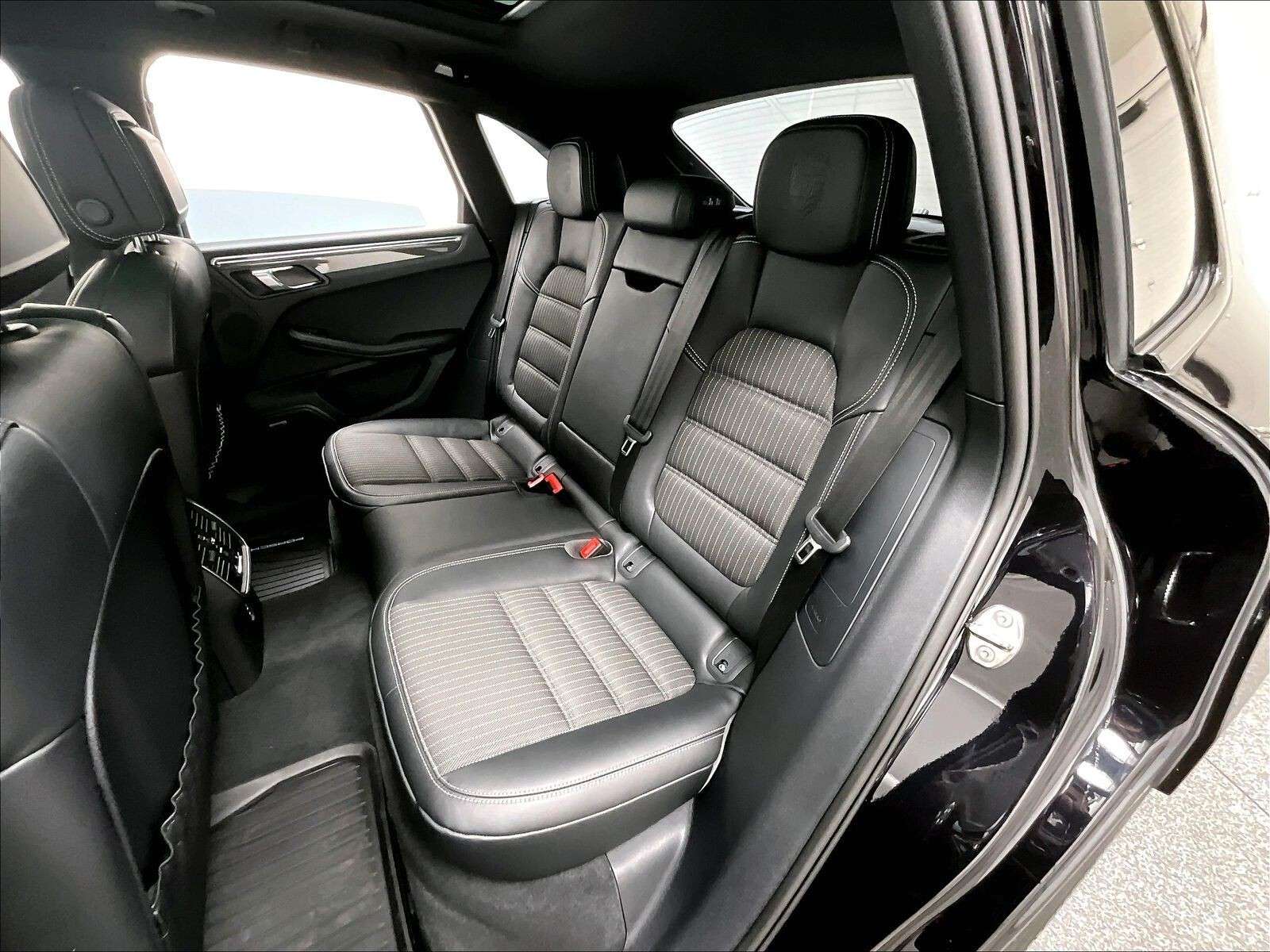 2026 Porsche Macan T thumb 15